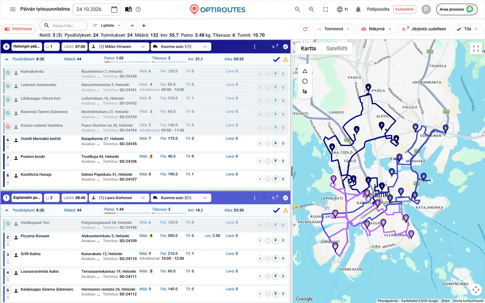 OptiRoutesin reittinäkymä, jossa kolme värillistä toimitusreittiä näkyy kartalla ja reittikortit sen vieressä