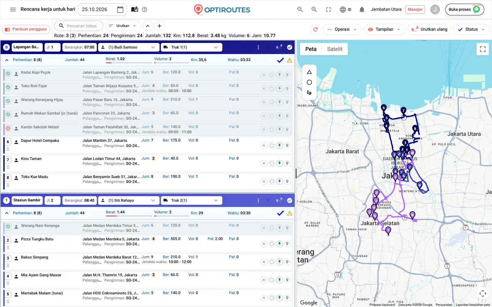 Layar rute OptiRoutes dengan tiga rute pengiriman berwarna di peta dan kartu rute di sampingnya